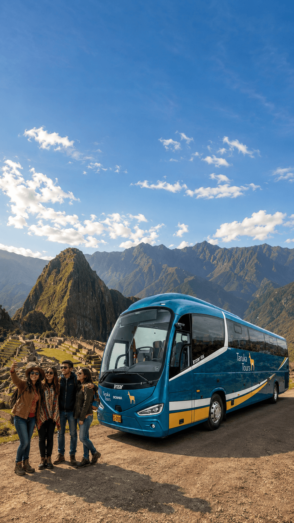 Turistas y bus Irizar i6s de Taruka Tours frente a Machu Picchu