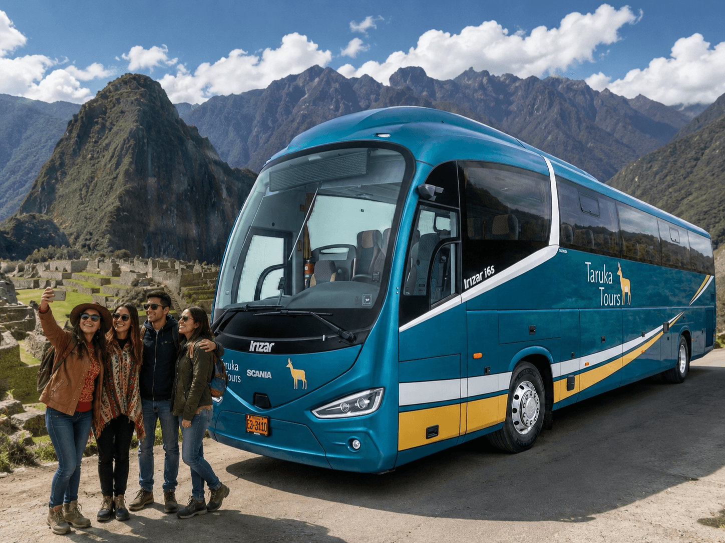 Turistas y bus Irizar i6s de Taruka Tours frente a Machu Picchu